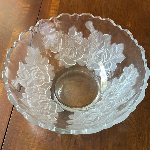 Mikasa Studio Nova Winter Rose serving reversed frosted cameo large bowl 12”x5” - Picture 6 of 9